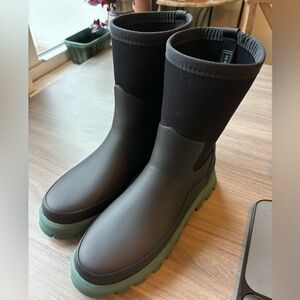 Hunter City Explorer Boots black and tear. Size 8US women.